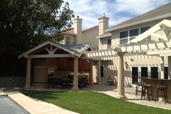 Weather-resistant fiberglass columns supporting modern patio cover installed in Lincoln, CA
