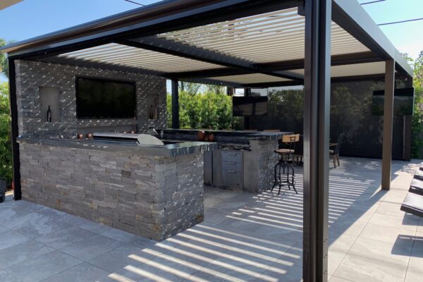 Extruded aluminum posts integrated into combination roof design installed in Elk Grove, CA